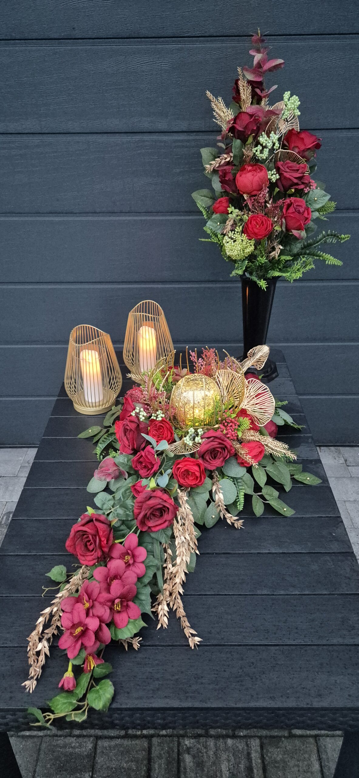 Kompozycja nagrobna z lampionem czerwona